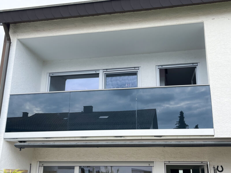 Balkon mit Glasgeländer