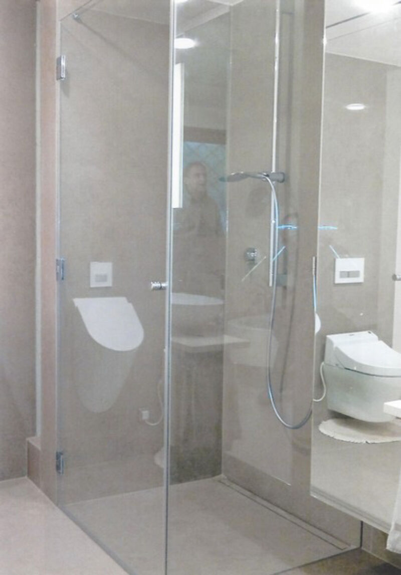 Badezimmer mit Glasduschkabine