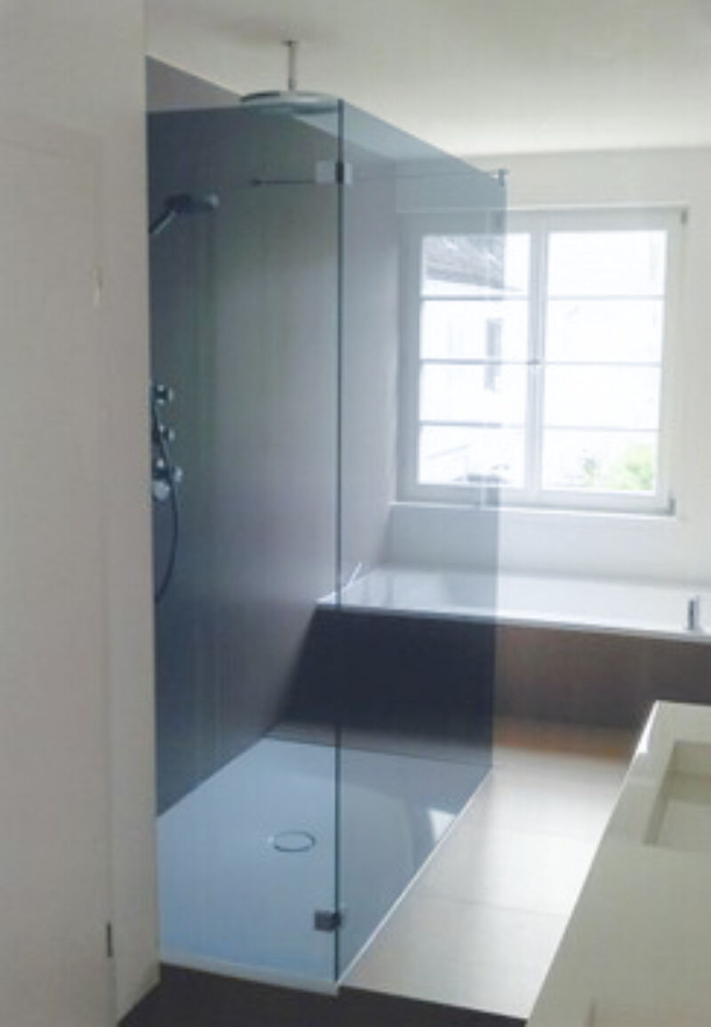 Ein Badezimmer mit einer Glasduschkabine